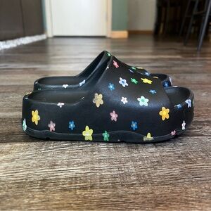 art class Girls' Edie Slip-On Platform Sandals
- Black Floral